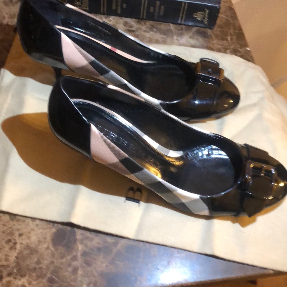 Burberry classic heels (like new condition) itcal fal8mon